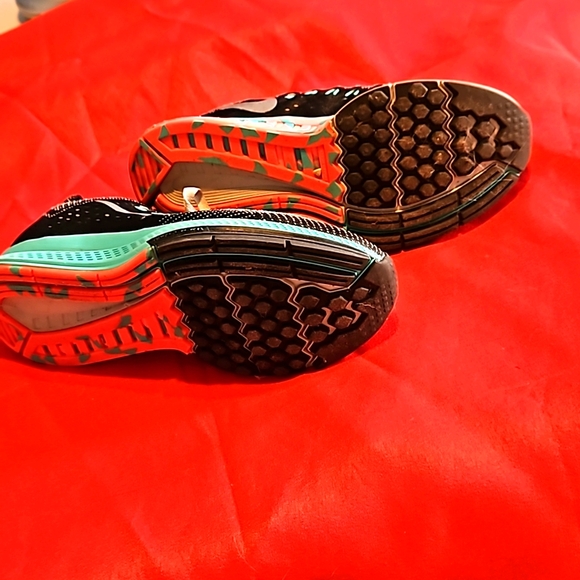 Nike running shoes size 7 black and grey with turquoise trim - Picture 3 of 4